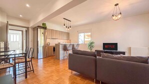 A modern apartment with a kitchen, dining area, and living room. - Light & Ample Flat near Glyfada Center (Glifada)