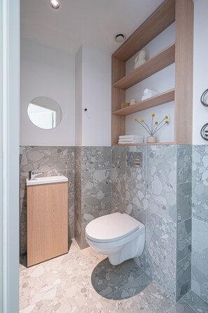 ヘアドライヤー、タオル、石鹸、トイレットペーパー