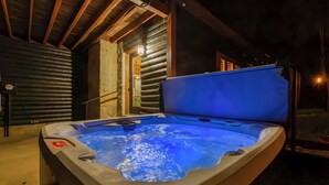 Un jacuzzi con tapa azul, panel de control y estructura de techo de madera.