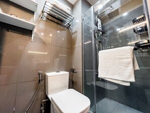 Hair dryer, bidet, towels, soap - 1BR Makati, Air Residences M003 (Makati)