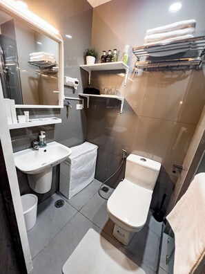 Hair dryer, bidet, towels, soap - 1BR Makati, Air Residences M003 (Makati)