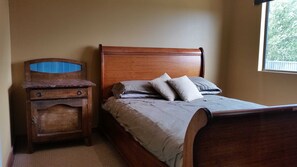 3 makuuhuonetta, silitysrauta/-lauta