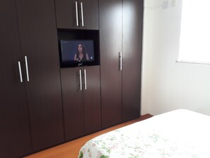 4 habitaciones, tabla de planchar con plancha, wifi y ropa de cama 