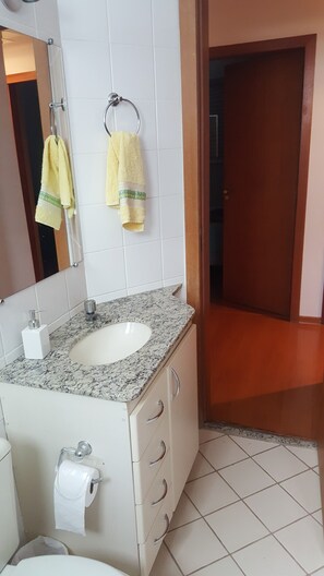 Doccia, asciugamani, sapone, carta igienica