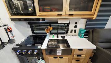 Jääkaappi, mikroaaltouuni, uuni, liesi