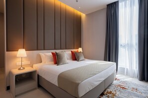 Suite, 2 soverom, ikke-røyk, byutsikt | Skrivebord, skrivebord for bærbar PC og blendingsgardiner