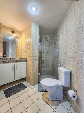 Elite Apartment | Bathroom | Shower, free toiletries, hair dryer, towels
