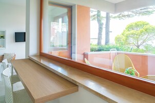 Comfort Room, Patio, Courtyard View | Living area