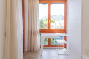 Comfort-herbergi - verönd - útsýni yfir port | Öryggishólf í herbergi, straujárn/strauborð, ókeypis þráðlaus nettenging