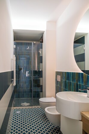 Deluxe kamer, patio, uitzicht op binnenplaats | Badkamer | Zeep, shampoo, toiletpapier