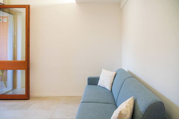 Deluxe Room, Patio, Courtyard View | Living area