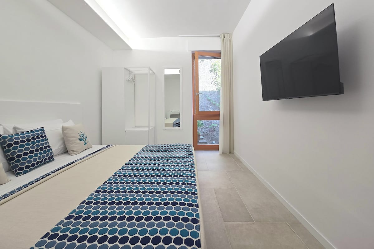 Deluxe kamer, patio, uitzicht op binnenplaats | Een kluis op de kamer, een strijkplank/strijkijzer, gratis wifi