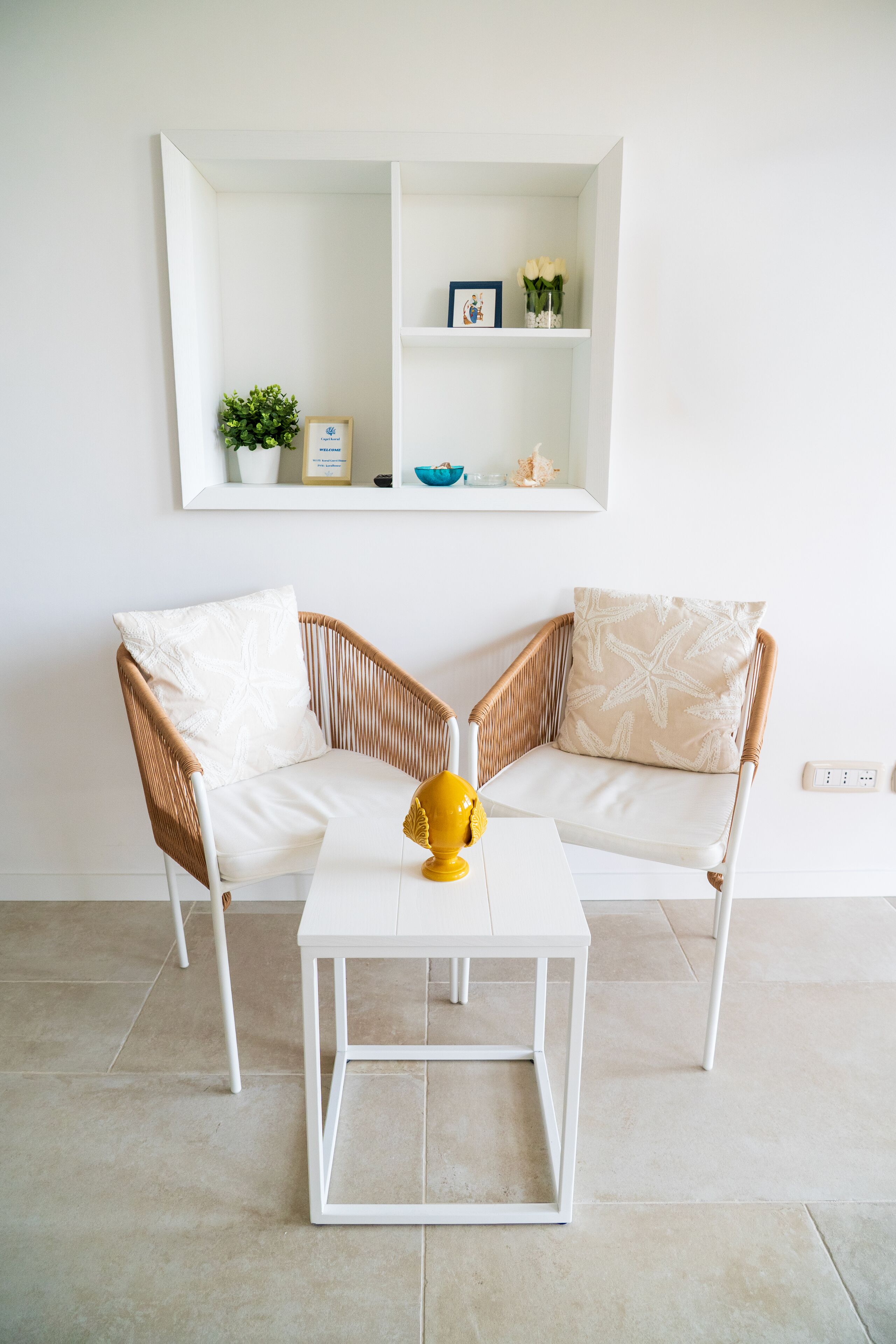 Phòng tiện nghi đơn giản, sân hiên, quang c  ảnh sân vườn | Khu phòng khách