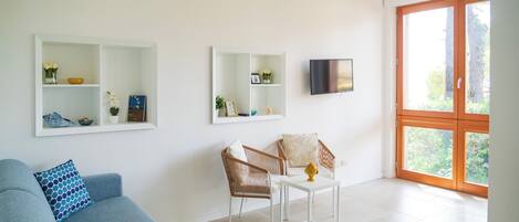 Comfort Room, Patio, Courtyard View | Living area