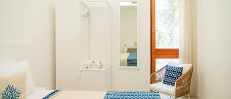 豪華客房, 露台, 庭園景 | 房內夾萬、熨斗/熨衫板、免費 Wi-Fi