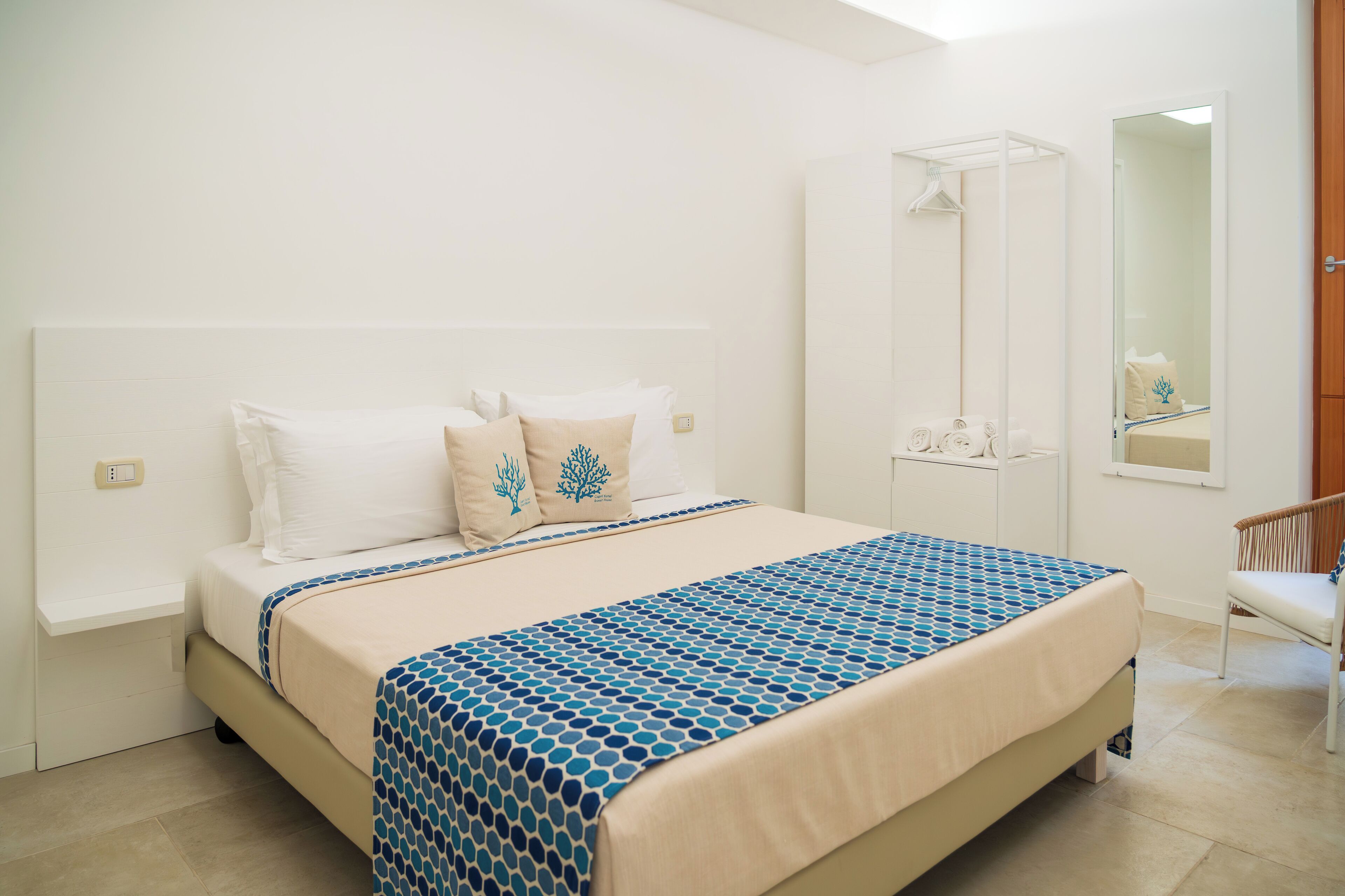 Deluxe-Zimmer, Terrasse, Blick auf den Innenhof | Zimmersafe, Bügeleisen/Bügelbrett, kostenloses WLAN