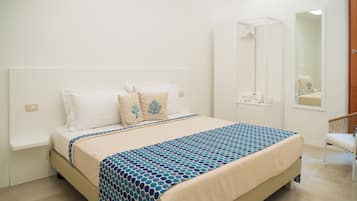 Deluxe-Zimmer, Terrasse, Blick auf den Innenhof | Zimmersafe, Bügeleisen/Bügelbrett, kostenloses WLAN