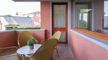 Comfort-Zimmer, Terrasse, Blick auf den Innenhof | Terrasse/Patio