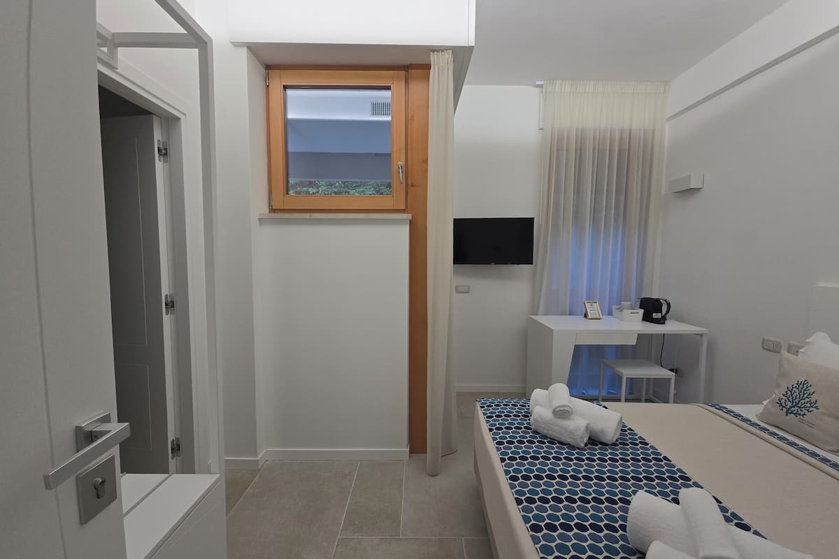 Eenvoudige kamer, patio | Een kluis op de kamer, een strijkplank/strijkijzer, gratis wifi