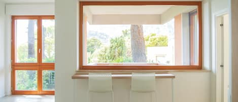 Comfort Room, Patio, Courtyard View | Living area