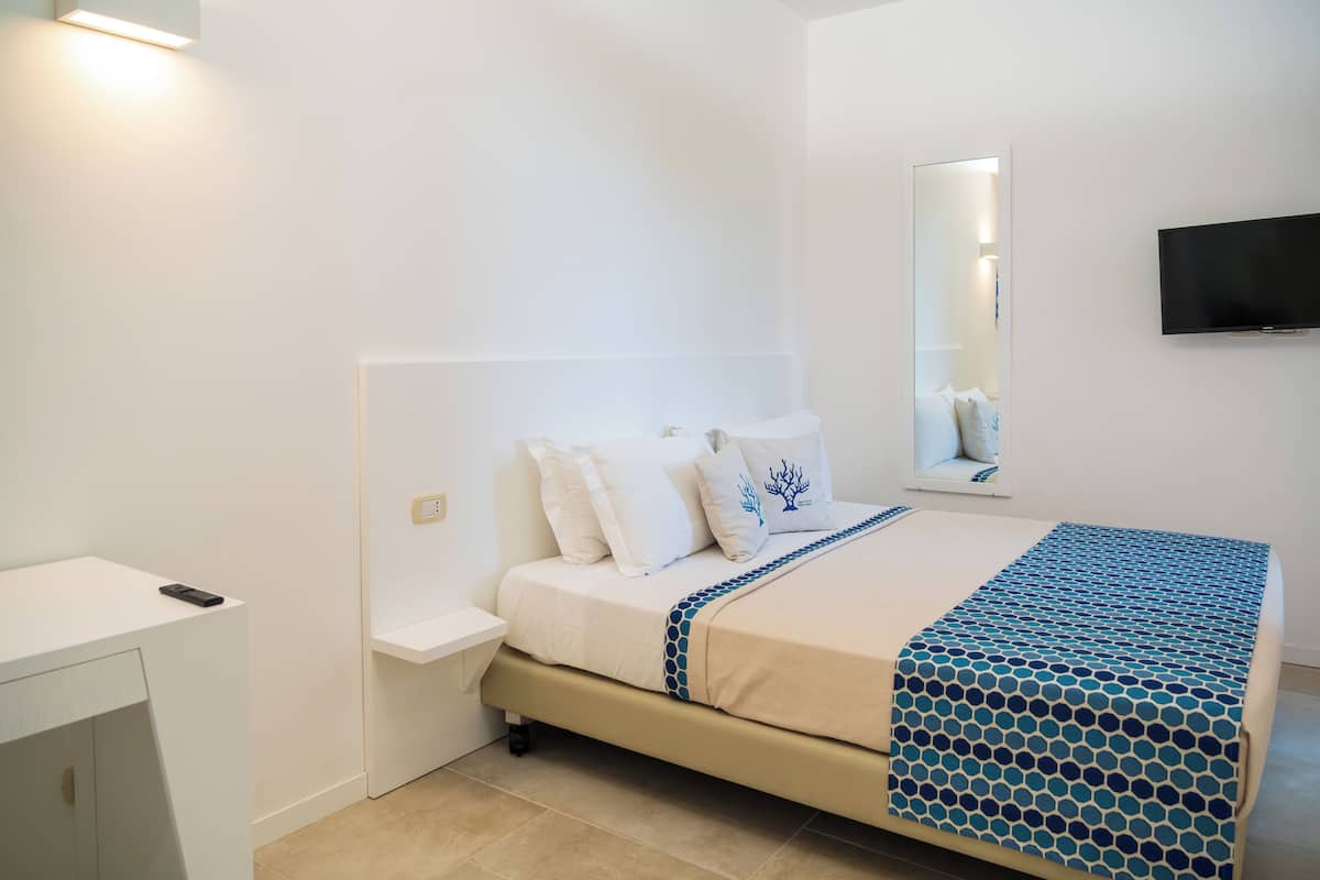 Comfort kamer, patio, uitzicht op binnenplaats | Een kluis op de kamer, een strijkplank/strijkijzer, gratis wifi