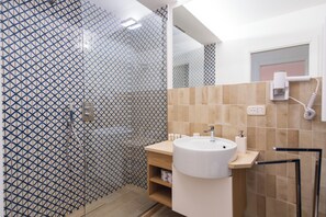 Comfort-værelse - terrasse - udsigt til gårdsplads | Badeværelse | Sæbe, Shampoo, Toiletpapir