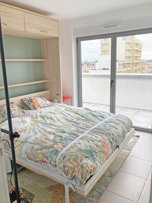 2 عدّة غرف نوم وخزنة داخل الغرفة ومكتب وواي فاي مجانًا