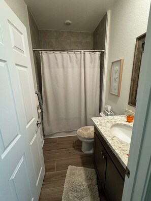 シャワー、トイレットペーパー