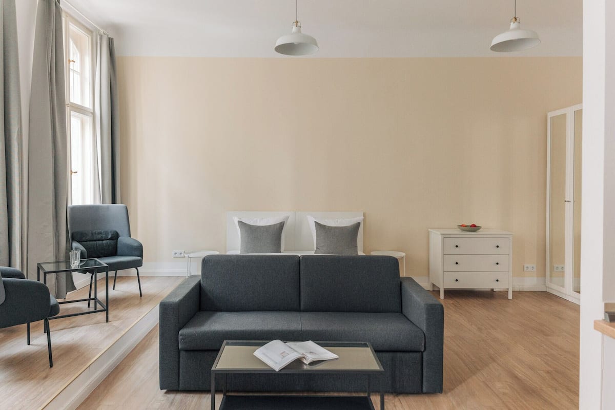 Superior Apartment | Ruang tamu | 50 cm televisyen skrin rata dengan kabel 