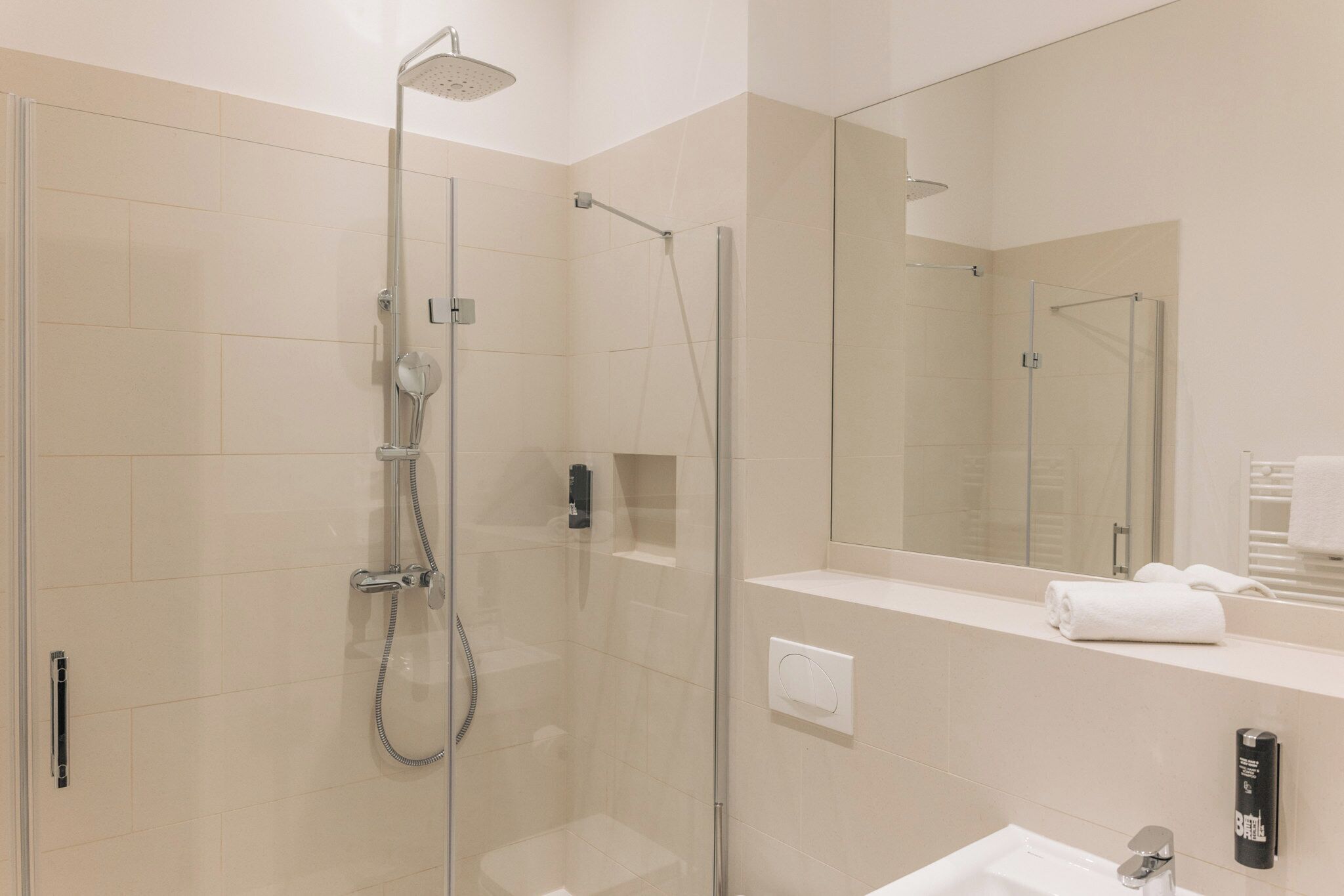 Comfort appartement | Badkamer | Een douche, handdoeken