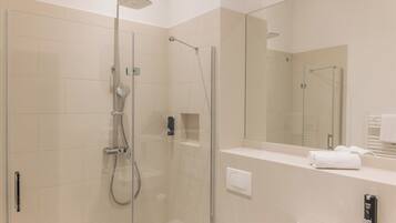 Comfort appartement | Badkamer | Een douche, handdoeken