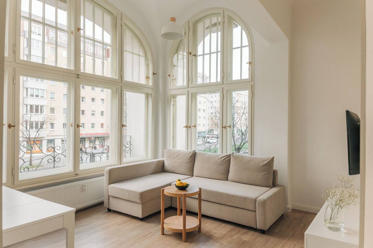 Deluxe Apartment | Ruang tamu | 50 cm televisyen skrin rata dengan kabel 