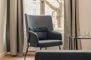 Apartamento superior | Zona de estar | Televisión de pantalla plana de 50 cm con canales por cable