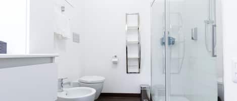 Deluxe Apartment, Balcony, Courtyard View | Bathroom