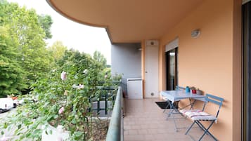 Deluxe Apartment, Balcony, Courtyard View | Pemandangan dari bilik