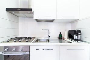 Căn hộ Deluxe, ban công, quang cảnh sân vườn | Bếp nhỏ riêng | Tủ lạnh, lò nướng, bếp nấu, dụng cụ pha espresso 