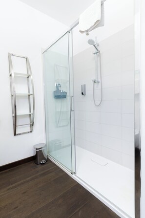 Appartamento Deluxe, balcone, vista cortile | Doccia