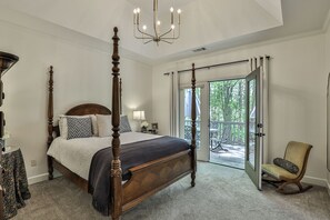 5 slaapkamers, een bureau, een strijkplank/strijkijzer, wifi