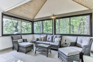 Smart TV, fireplace - Appalachian Sky Big Canoe GA (Big Canoe)