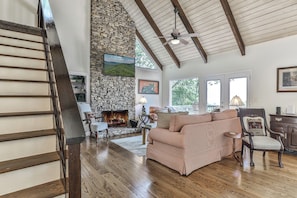 Smart TV, fireplace - Appalachian Sky Big Canoe GA (Big Canoe)