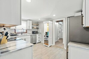 Kylskåp, mikrovågsugn, ugn och spishäll