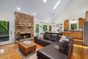 Smart TV, fireplace, ping pong - For Rest Trails - Big Canoe GA (Big Canoe)