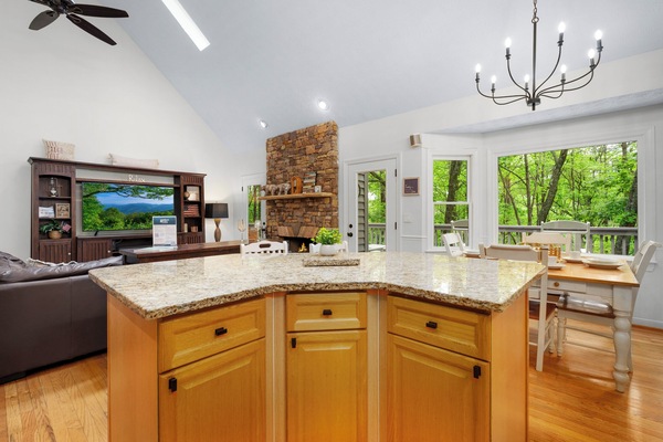 Smart-tv, eldstad och ett bordtennisbord