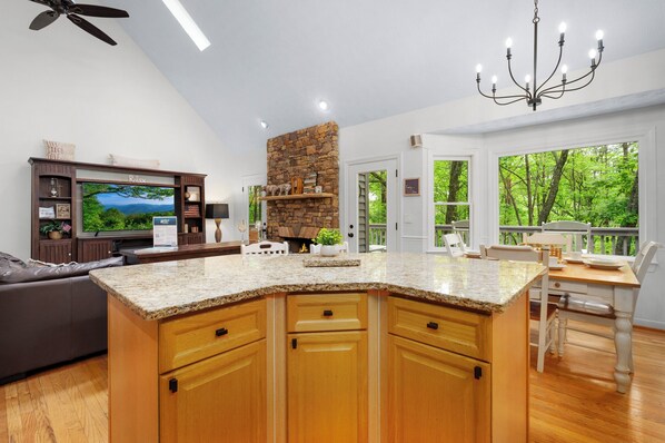 Smart TV, fireplace, ping pong - For Rest Trails - Big Canoe GA (Big Canoe)