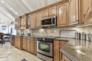 Fridge, microwave, oven, stovetop - Lake View Bliss Big Canoe GA (Big Canoe)