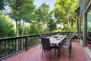 Outdoor dining - Laurel Landing Lodge - Big Canoe GA (Big Canoe)