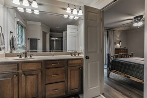 4 chambres, fer et planche à repasser, Wi-Fi, draps fournis