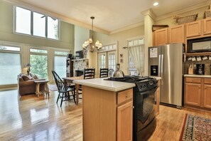 Fridge, microwave, oven, stovetop - Paradise View - Big Canoe GA (Big Canoe)