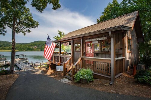Retreat on Lake Sconti - Big Canoe GA