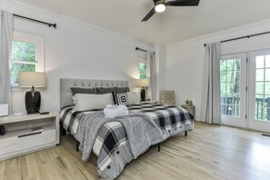 4 室のベッドルーム、デスク、アイロン / アイロン台、WiFi